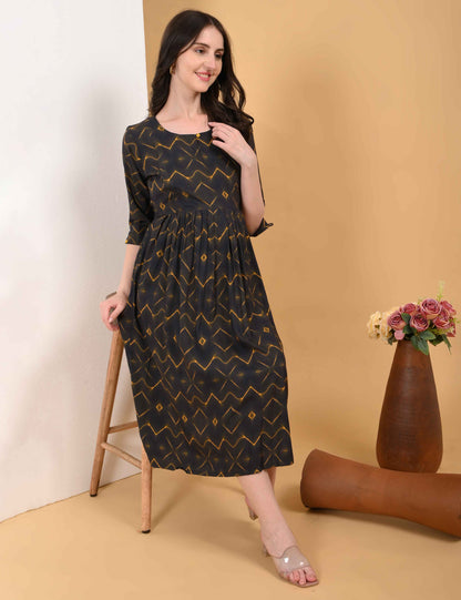 Black-Colored Maternity 3/4th Gown