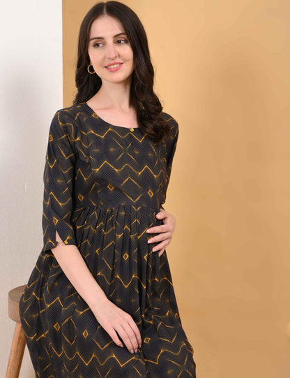 Black-Colored Maternity 3/4th Gown
